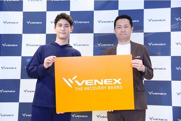 国山ハセンさんとベネクス取締役COO・菱沼信之さん 撮影：ソムタム田井