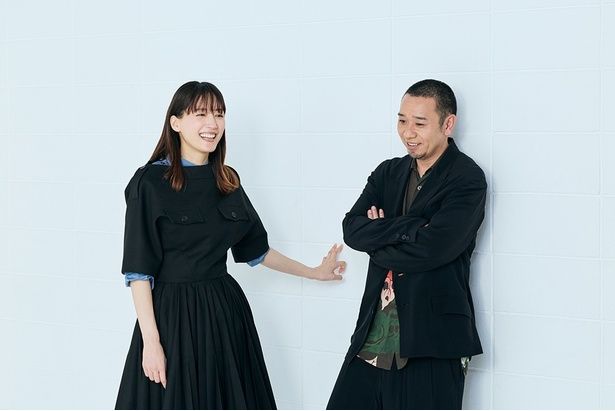 【写真を見る】『箱の中の羊』の撮影を思い出しながら、終始笑顔で質問に応えてくれた綾瀬はるかと大悟 撮影/河内彩