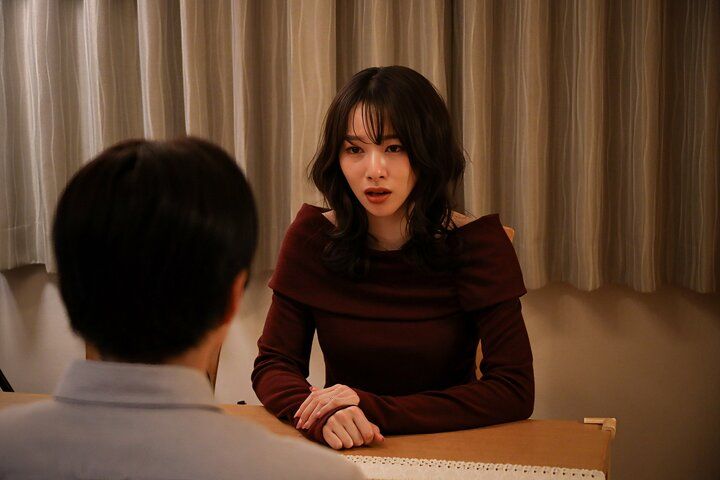 【写真・画像】「詰めが甘いんだよ」勝ち誇る不倫妻の表情が一変 “隠し撮り”スマホの画面に「これ、配信…？」 夫が逆襲する『余命3ヶ月のサレ夫』第6話 1枚目