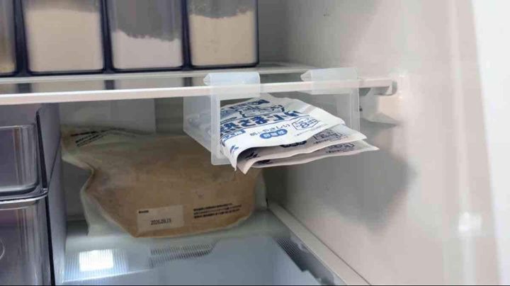 セリアの「冷蔵庫棚下ホルダー」