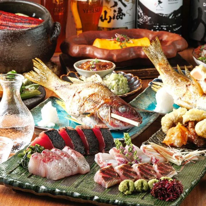 鮮魚の炭火焼き・刺身・天ぷらを含むコース料理の全体俯瞰。丸ごと焼いた鯛2尾、マグロと白身の刺盛り、炙り盛り、天ぷらが1つのトレーに並ぶ宴会向け構成