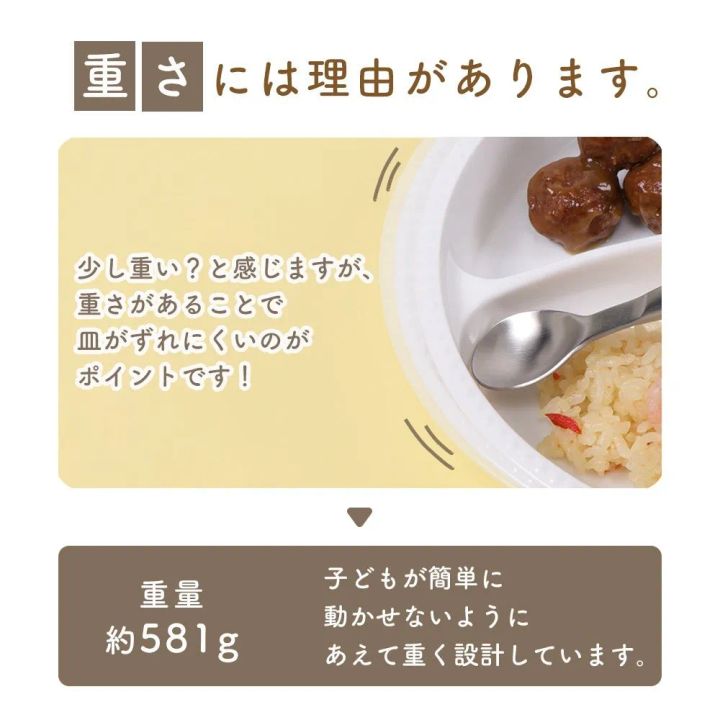 仕切り皿を手で持った様子、陶磁器の重みが伝わる