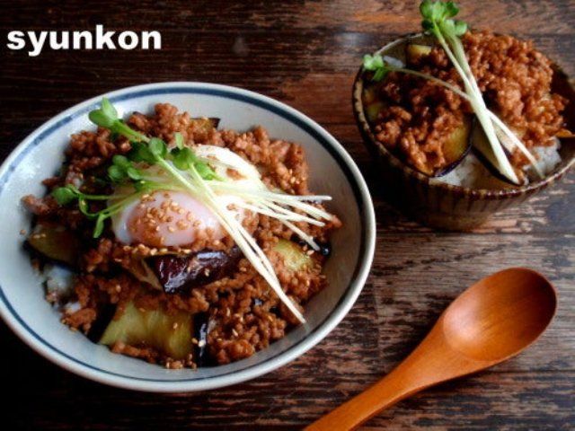 【簡単カフェごはん】茄子とひき肉のオイスターそぼろ乗っけどんぶり＊温玉乗せ