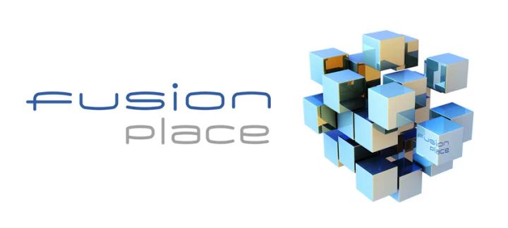 経営管理システム「fusion_place」のブランドロゴ画像。青灰色のテキストロゴと、青・金色の3Dキューブが組み合わさったシンボルマークが白背景に配置されている。