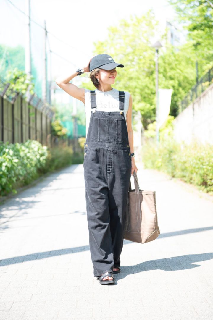 デニムサロペット･･･ブリル、Tシャツ･･･マディソンブルー、サンダル･･･エルメス、バッグ･･･ラソエヌサーティースリー、キャップ･･･ロンハーマン、ブレスレット･･･エルメス・MAYU、ピアス･･･エルメス