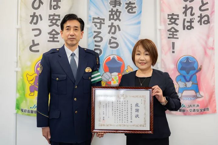 福島県警察本部 交通部長・警視正 武藤 孝雄（左）東海電子株式会社 IL推進事業部 中山 春美（右）
