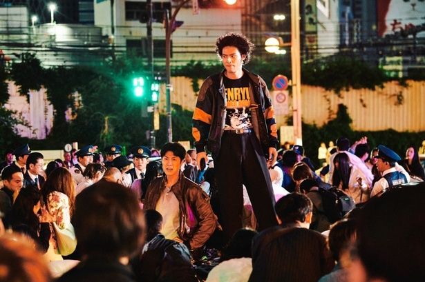 歌舞伎町を封鎖して行われた大規模ロケも話題に！ [c]2026「TOKYO BURST」フィルムパートナーズ