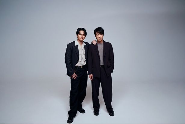 【写真を見る】初共演を果たした水上とユンホ。インタビュー中も、終始仲良しぶりを見せていた 撮影/JANG HOMIN ヘアメイク(水上恒司)/Chie(H.M.C) スタイリング(水上恒司)/藤長祥平 ヘアメイク(ユンホ)/中島 康平 スタイリング(ユンホ)/佐藤 修一