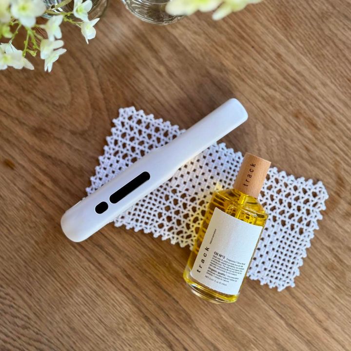 愛用のヘアオイルtrack Oil No.3とヘアアイロンを並べて