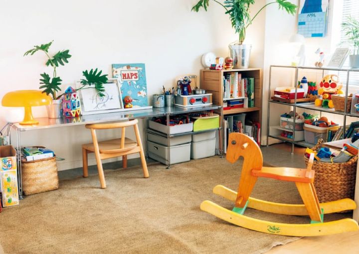 リビングとつながる子ども部屋。THE FRIGGのラックにおもちゃを見せる収納。ベースを直線的でモダンなスチール家具にすることで、カラフルなおもちゃもポップな雑貨もなじむ。この工夫がお見事！ アンパンマンのオレンジ色が全体にさりげなく散りばめられていることにも注目。