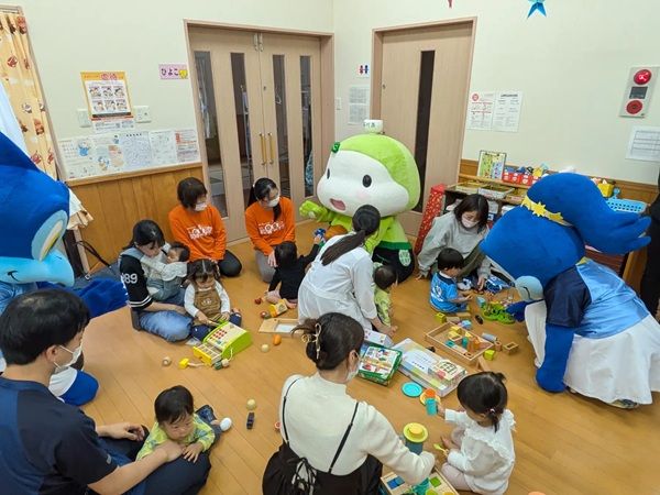 エド・インターが、菊川市立総合病院に「森のあそび道具」などの知育玩具をプレゼント