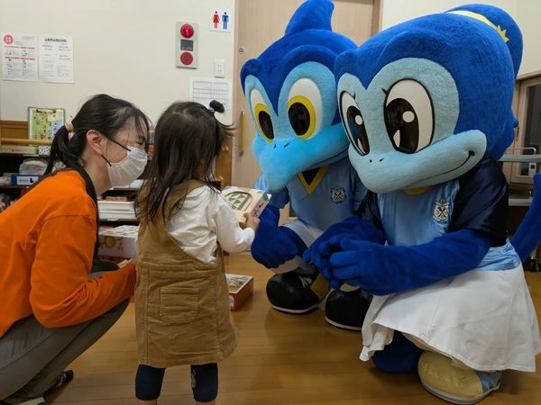 エド・インターが、菊川市立総合病院に「森のあそび道具」などの知育玩具をプレゼント