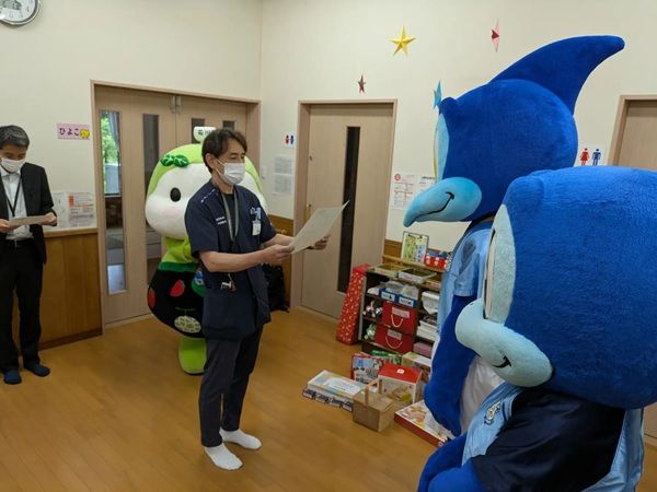 エド・インターが、菊川市立総合病院に「森のあそび道具」などの知育玩具をプレゼント