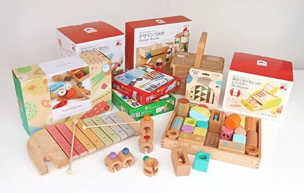エド・インターが、菊川市立総合病院に「森のあそび道具」などの知育玩具をプレゼント