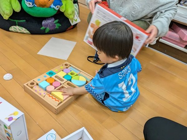 エド・インターが、菊川市立総合病院に「森のあそび道具」などの知育玩具をプレゼント