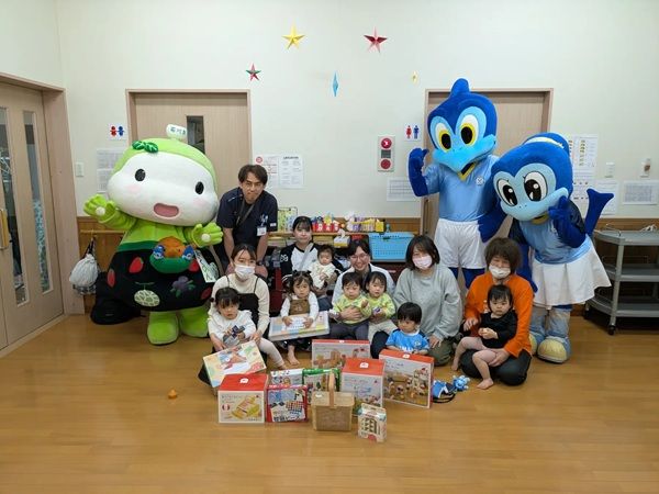エド・インターが、菊川市立総合病院に「森のあそび道具」などの知育玩具をプレゼント