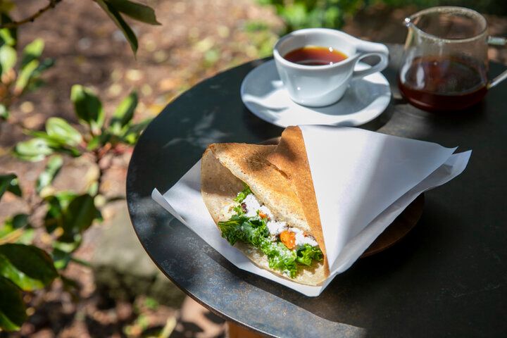 鎌倉・長谷の緑に包まれて。古民家カフェ「The pass」で味わう朝のコーヒーと蕎麦粉の香り