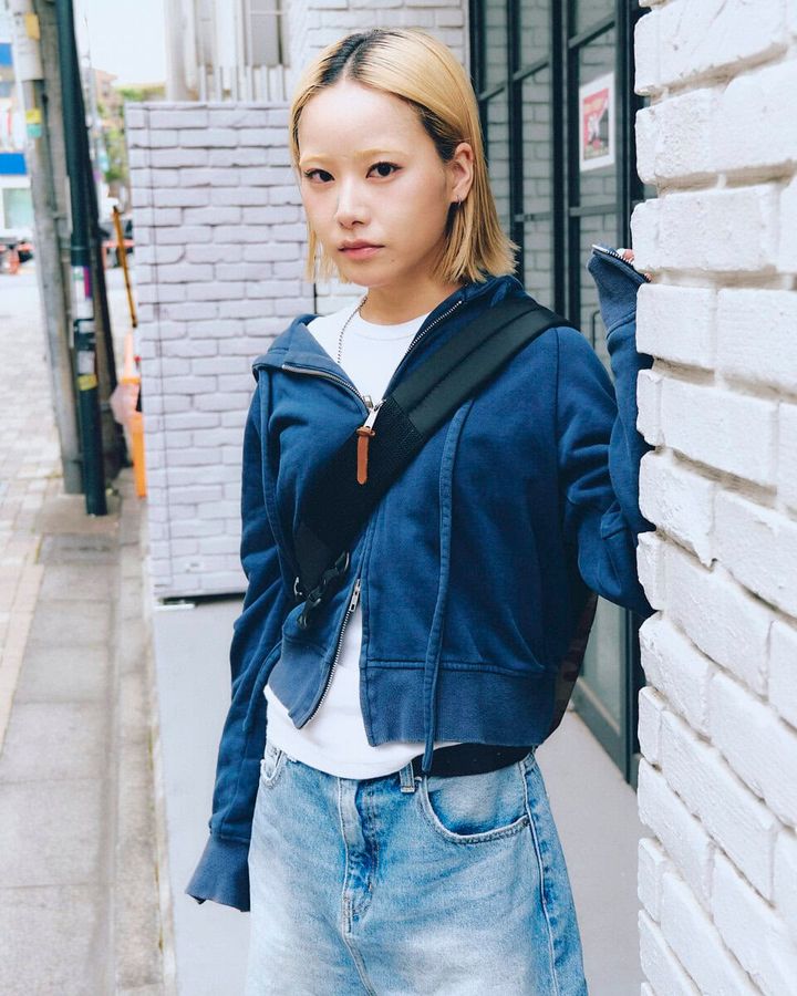 【20代スナップ＠原宿】パーカ、デニムショーツといったラフなコーデをブーツで引き締め