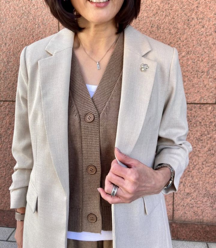 「時計やネックレスなどジュエリーはホワイト系のものをベースに揃えました。ベージュのアイテムに馴染みながらも、春らしく軽快な雰囲気をプラスしてくれます」