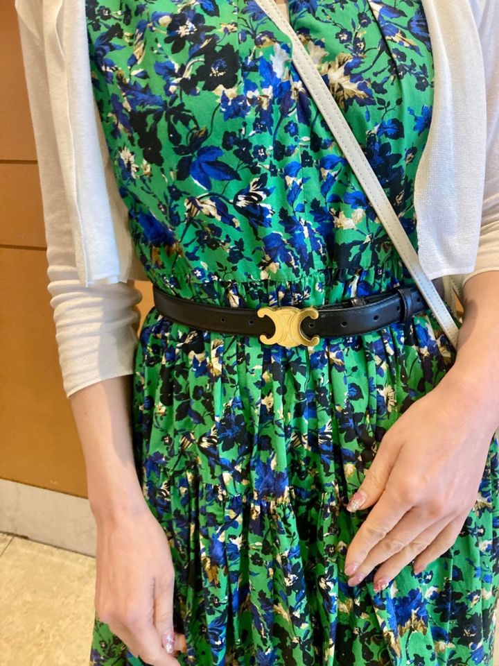「ERDEM」のグリーンとブルーのボタニカル柄ワンピース。「ハリのある素材のスカートライン。ストレートの骨格的に、ワンピはベルトでウエストマークをすると形がきれいに見えるので、ベルトは必須アイテムですね。『セリーヌ』なら、どんなスタイルにも合わせやすいので、ひとつあると便利です」