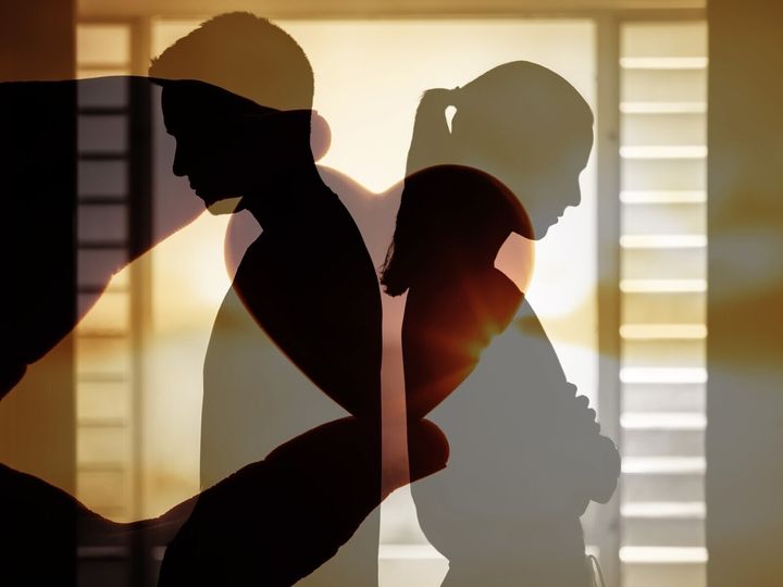 4万件の相談実績を持つ離婚カウンセラー・岡野あつこ監修「夫婦関係の孤独度を測る5つの質問」で自分自身の今の気持ちを確認してみましょう。診断と対策もあわせて解説。あなたの状況は、小さな一歩から変えられます。（※画像：Shutterstock.com）