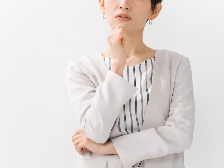 職場で若手の部下との世代間ギャップに悩む40代、50代は多い。老害と思われたくないから遠慮して踏み込めない。結果、相手が何を考えているのか分からず、自分の立ち位置までも見失ってしまっているようだ。※画像：PIXTA