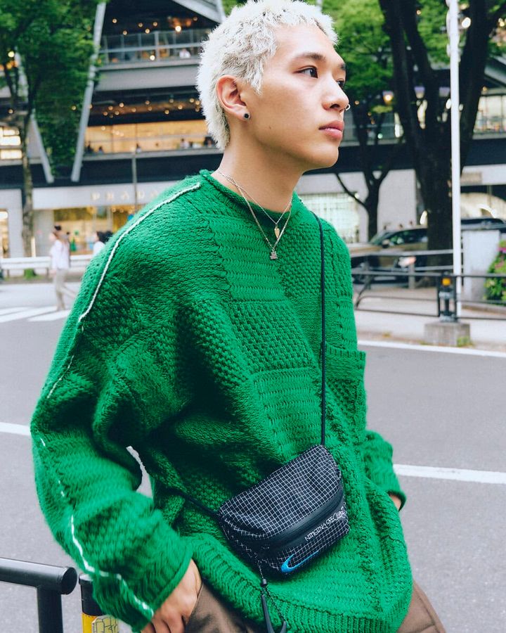 【20代スナップ＠渋谷】緑×茶の春らしいカラーパレットに、アクセも抜かりなく