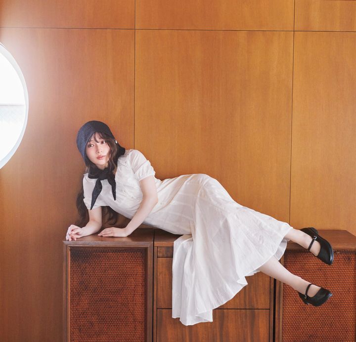 sweet初登場の櫻坂46・守屋麗奈。1枚で決まる白コットンレースワンピースを纏いポーズをとるカット。