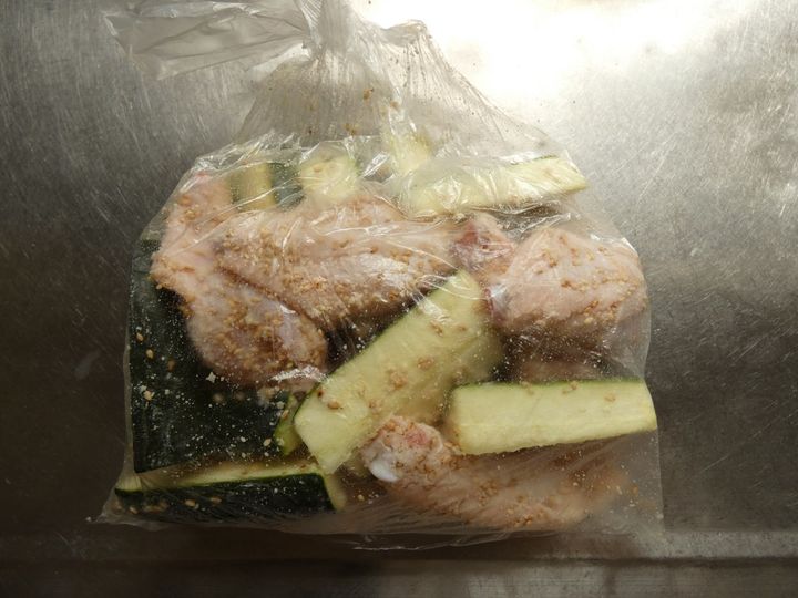 オーブンで15分！「手羽中とズッキーニのごまチーズ焼き」