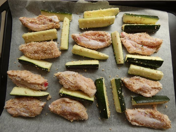 オーブンで15分！「手羽中とズッキーニのごまチーズ焼き」