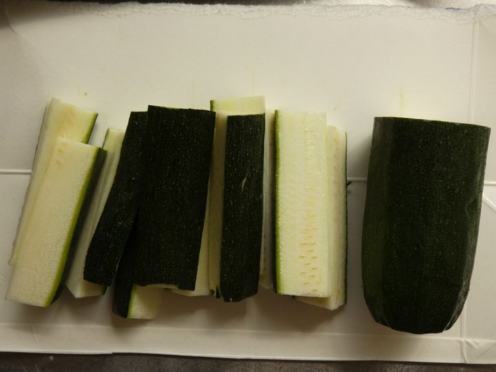 オーブンで15分！「手羽中とズッキーニのごまチーズ焼き」