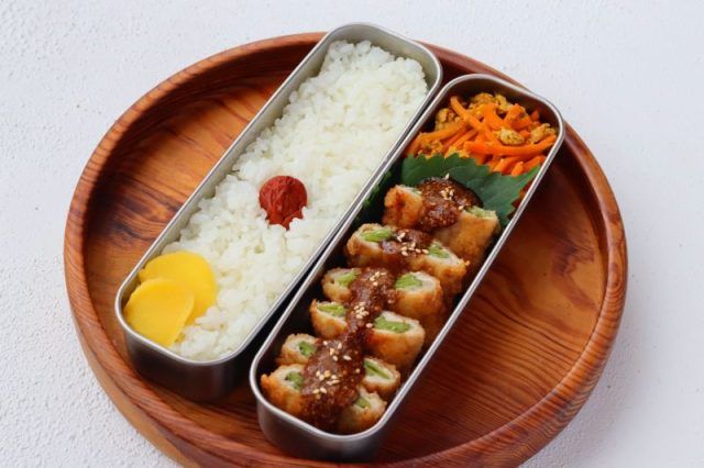 「キヌサヤの肉巻きカツ」「にんじんのカレーキンピラ」2品弁当