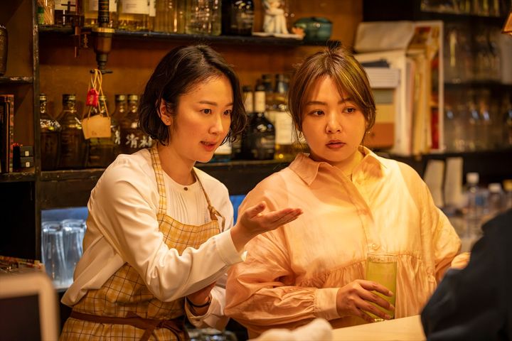 ドラマ『銀河の一票』より（左から）黒木華（星野茉莉役）、野呂佳代（月岡あかり役） （C）カンテレ width=
