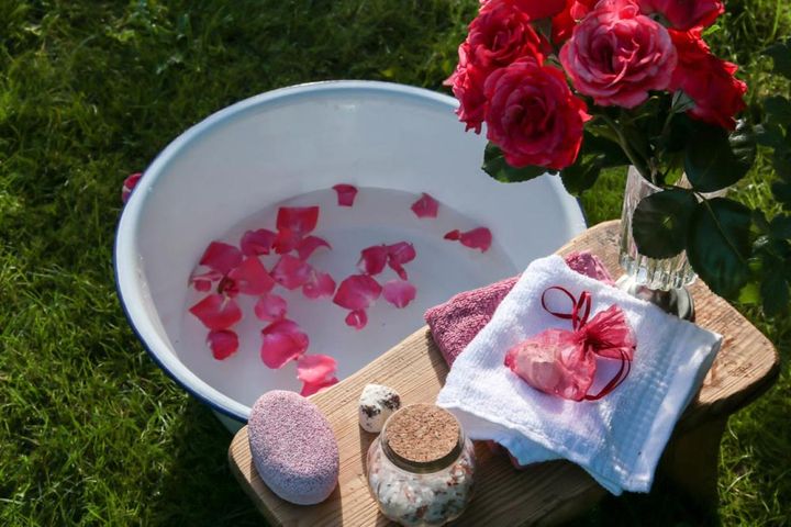 庭のバラでフットバス！ お湯にバラの香りのバスソルトを入れ、バラの花びらを浮かべて足湯とは贅沢ですね。