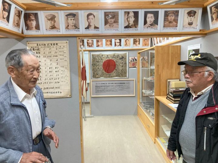 朗読会「戦後80年〜せんそうとへいわ〜」で村民が朗読する様子