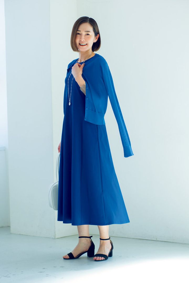 ワンピース￥2,990、カーディガン￥2,990／ともにユニクロ、バッグ￥2,990／GU（ジーユー）、ネックレス￥4,860、ブレスレット￥6,600／ともにアビステ、サンダル／スタイリスト私物