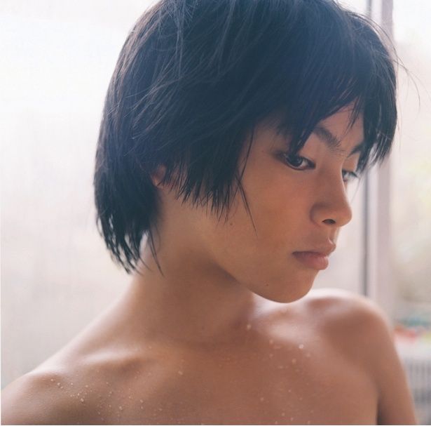 是枝監督は柳楽の鋭い目つきに魅せられ、演技テストもせずに主演に抜擢した(『誰も知らない』) [c]2004「誰も知らない」製作委員会