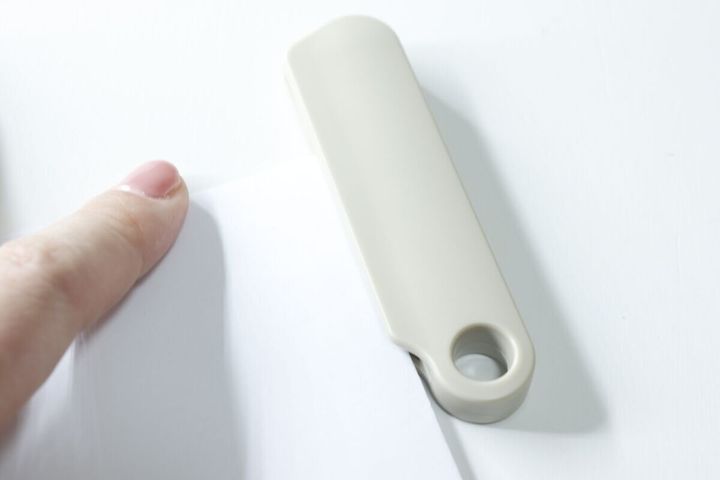 セリアのプリントカッターで紙を切る様子