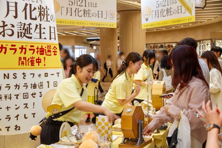 ディアモール大阪「ディーズスクエア」で開催された月化粧の日記念イベントの様子
