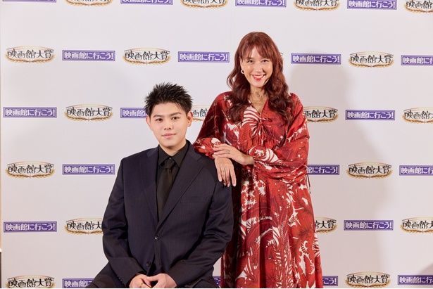【写真を見る】アンバサダーを務めたLiLiCoとLEO。お互いへの信頼感が伝わる撮りおろし 撮影/興梠真穂