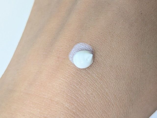 &be UVミルクのテクスチャー。みずみずしいミルク状