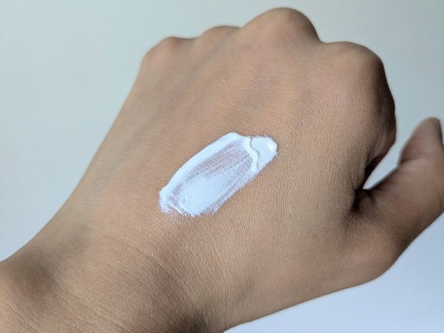 &be UVミルクを手の甲に伸ばした様子