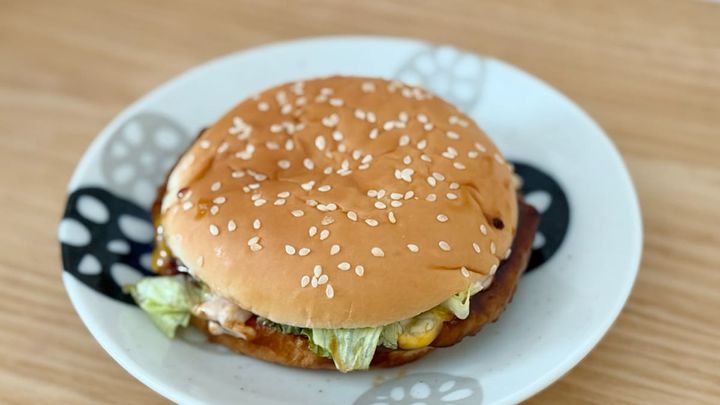 濃いめソースのダブルパンチ！【マクドナルド】に登場、ご当地の味を実食
