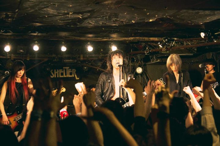 下北沢SHELTERのステージに立つa flood of circleのメンバー