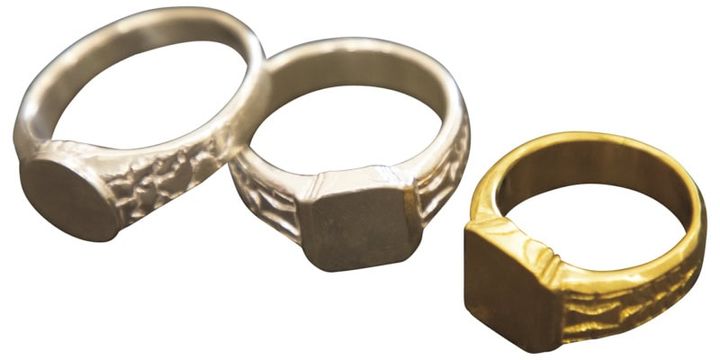 ハジチシリーズのリング。四角はズグブ（重箱）、丸は月を表す。右¥21,780、中・左各¥37,400