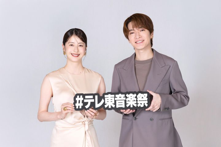 『テレ東音楽祭 2026夏』MCの（左から）松本若菜・深澤辰哉 （C）テレビ東京 width=