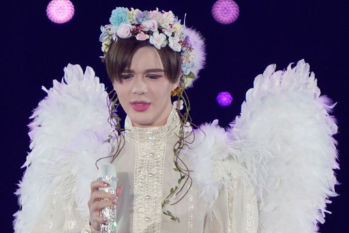 歌うMattさん（2020年2月29日、時事通信フォト）