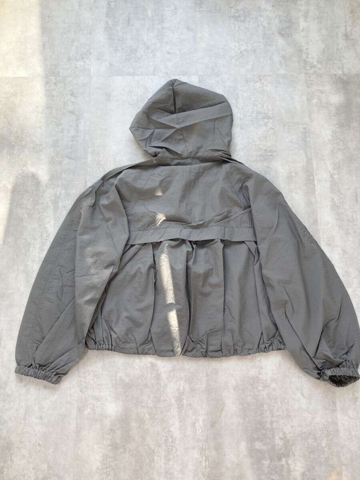 GU UVカットシアーパーカSサイズのグレーの背面