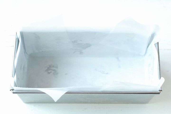 ステンレス製のパウンド型に白いオーブンシートを敷き込んだ下準備の俯瞰写真