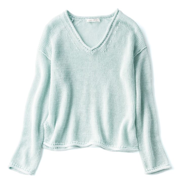 ニット¥22,000／バナナ・リパブリック